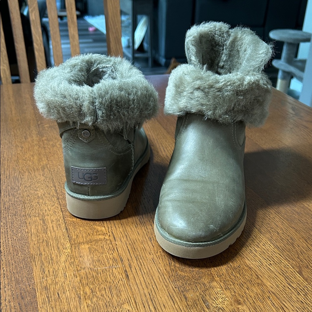 NWOT UGG Women's Olive Green Ankle Boots with Fur Lining Size 7